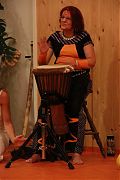 Helga an der Djembe